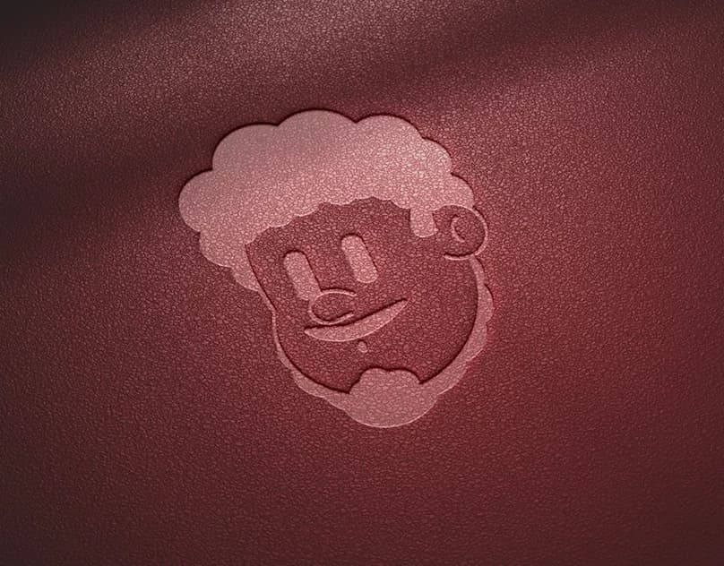 Símbolo da marca Sandu aplicado em relevo sobre uma superfície bordô.