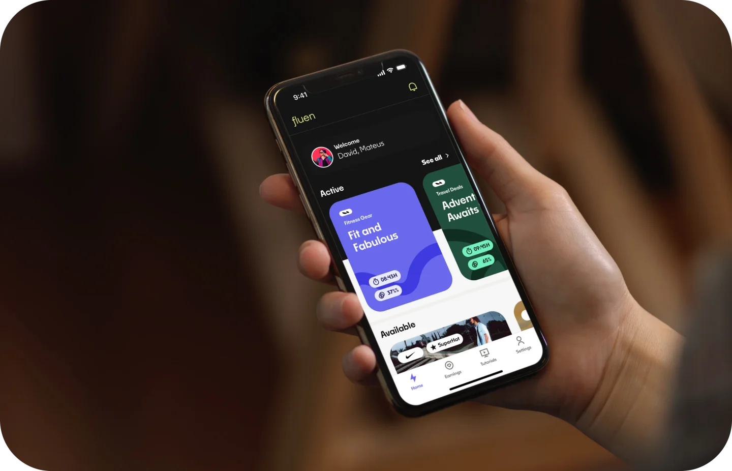 Aplicativo Fluen em um celular na mão de uma pessoa