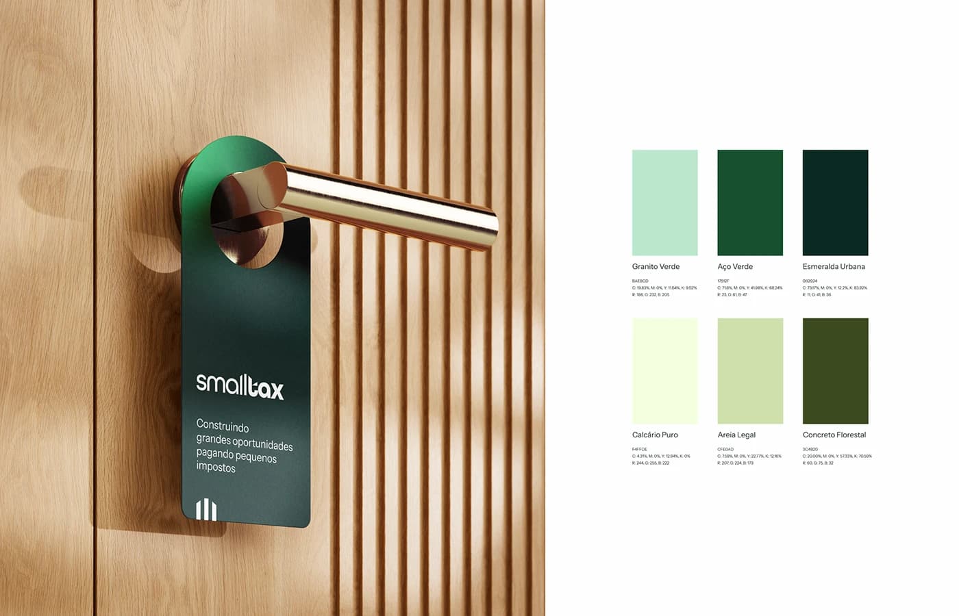 Marca Smalltax aplicada em uma porta de vidro, com sua paleta de cores
